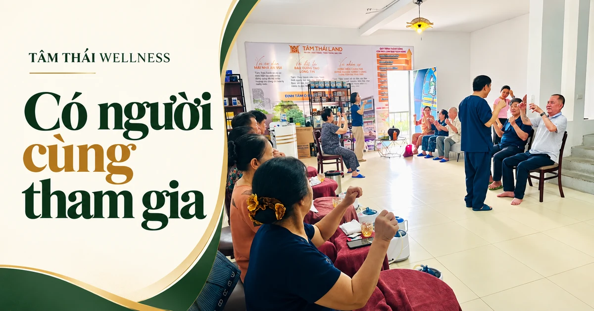 Người tham gia ngồi thành hàng, cùng hướng về phía người đứng phía trước trong buổi sinh hoạt tại trung tâm.