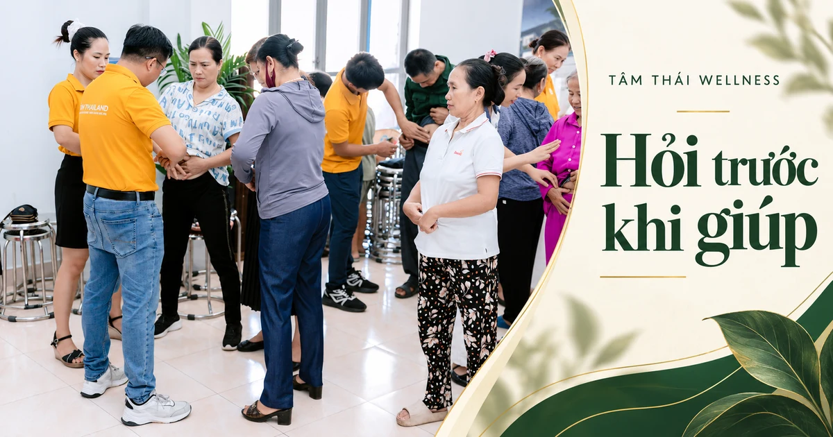 Ảnh tư liệu ghi lại tương tác giữa người hướng dẫn và người tham gia; không xác định quan hệ gia đình.