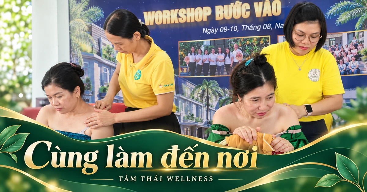 Hai người đứng hỗ trợ những người đang ngồi tại buổi sinh hoạt.