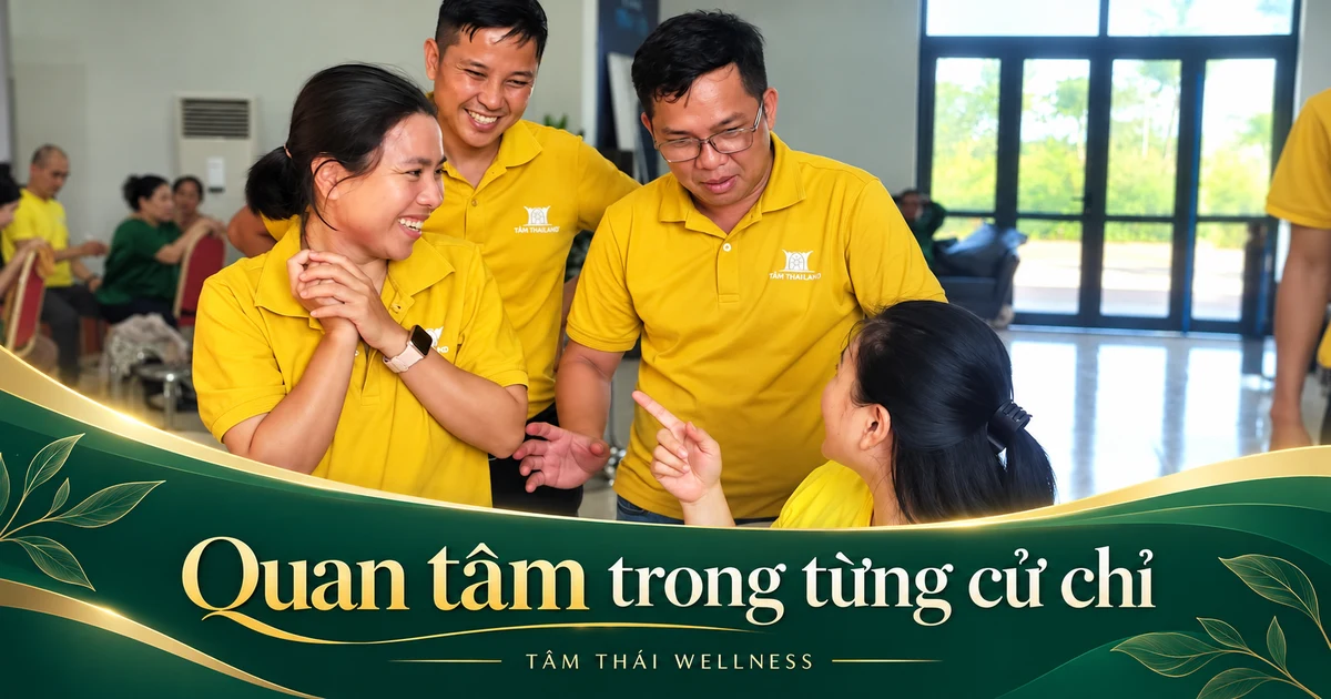 Một khoảnh khắc trao đổi giữa các thành viên mặc áo vàng.