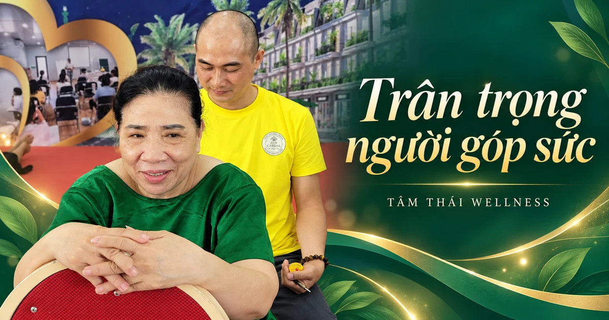 Người mặc áo vàng đứng phía sau một người đang ngồi bên ghế.