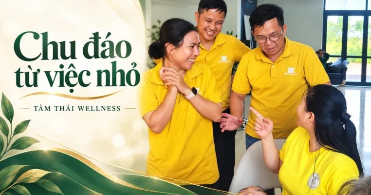 Những người mặc áo vàng trao đổi trong không gian sinh hoạt chung.