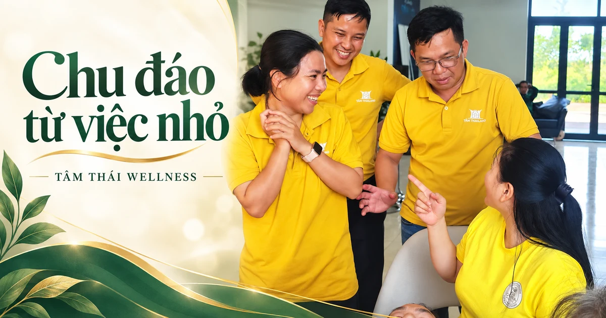 Những người mặc áo vàng trao đổi trong không gian sinh hoạt chung.