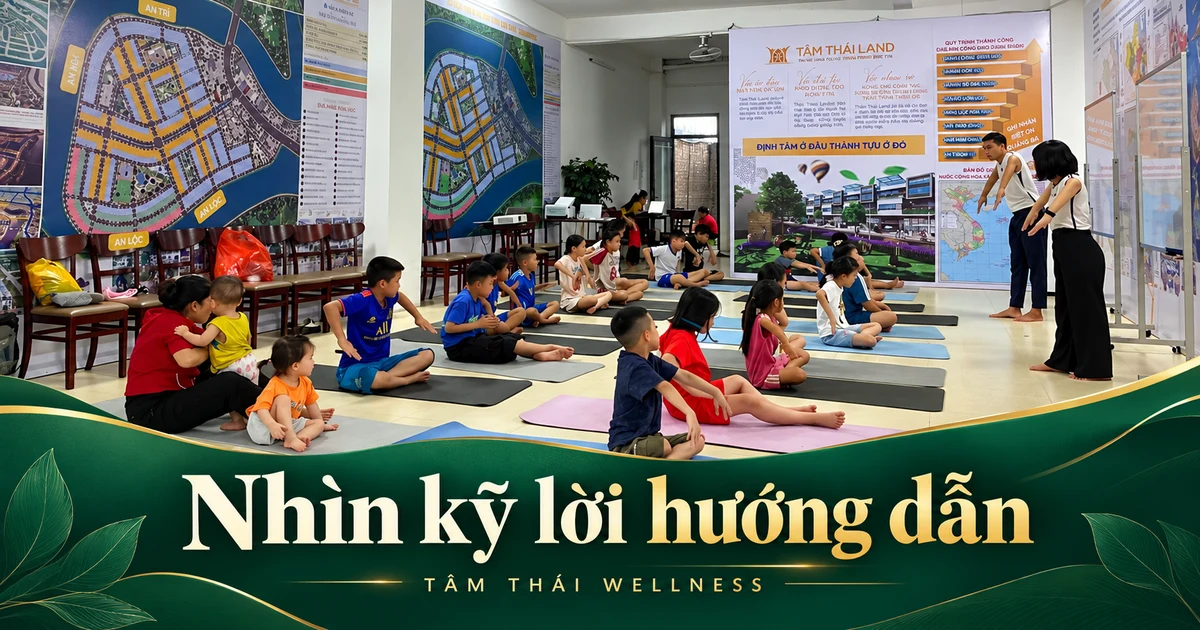Hai người hướng dẫn đứng phía trước nhóm học trong tư liệu lớp bơi.