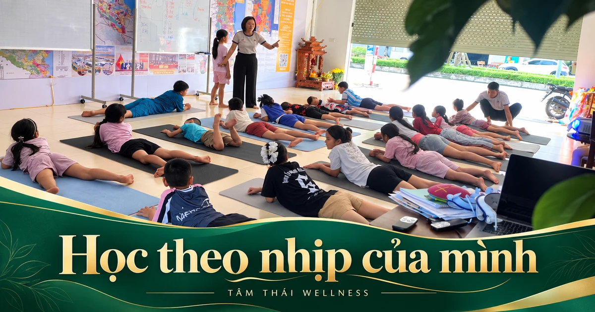 Một nhóm người học nhỏ tuổi thực hành trên thảm với người lớn phía trước.