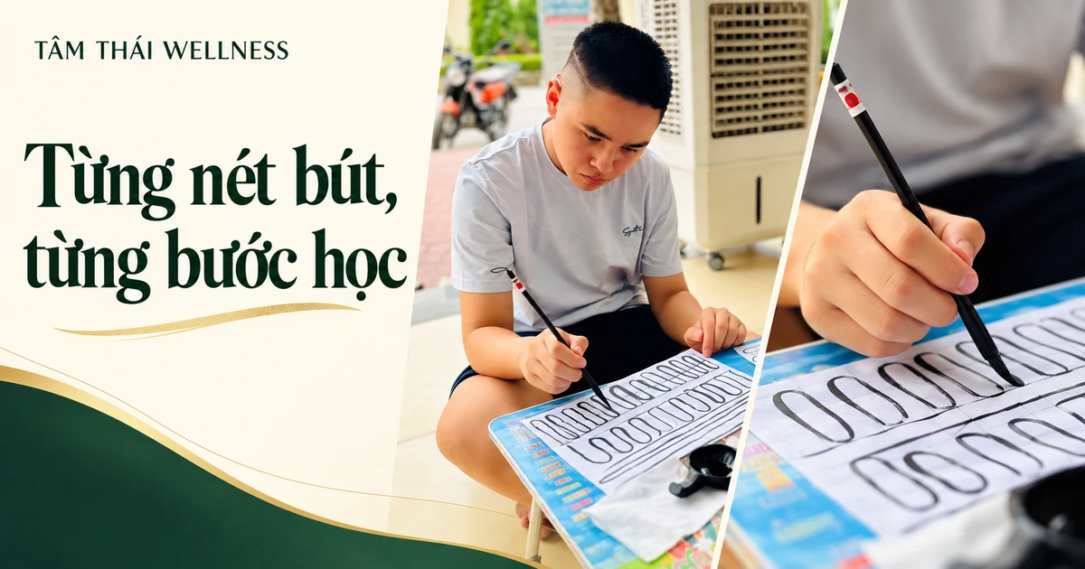Người học cầm bút trước trang giấy có nhiều nét luyện tập trong lớp thư pháp.
