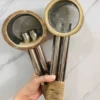 Ảnh thật hai dụng cụ hơ ngải, thân tre, cán kim loại và lưới đầu ống