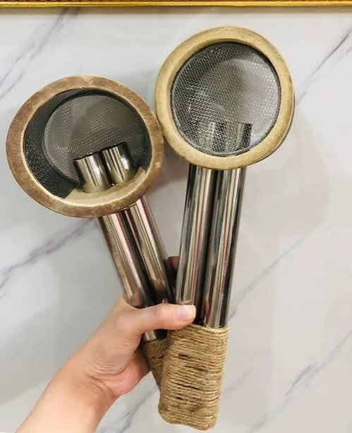 Ảnh thật hai dụng cụ hơ ngải, thân tre, cán kim loại và lưới đầu ống