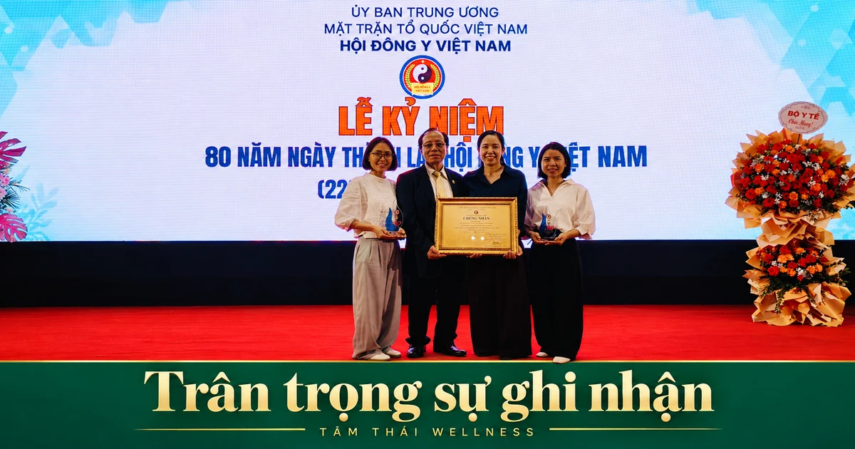 Bốn người chụp ảnh cùng chứng nhận và vật phẩm ghi nhận trên sân khấu.
