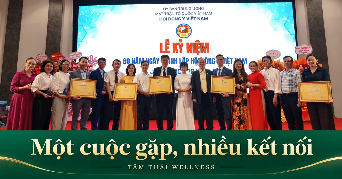 Góc rộng cho thấy nhiều người cùng có mặt tại lễ kỷ niệm.