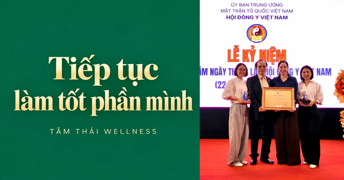 Một khung hình khác ghi lại bốn người cùng chứng nhận tại sự kiện.