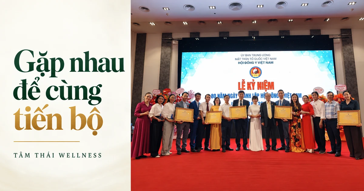 Nhóm người tham dự chụp ảnh tại sân khấu lễ kỷ niệm Hội Đông y Việt Nam.