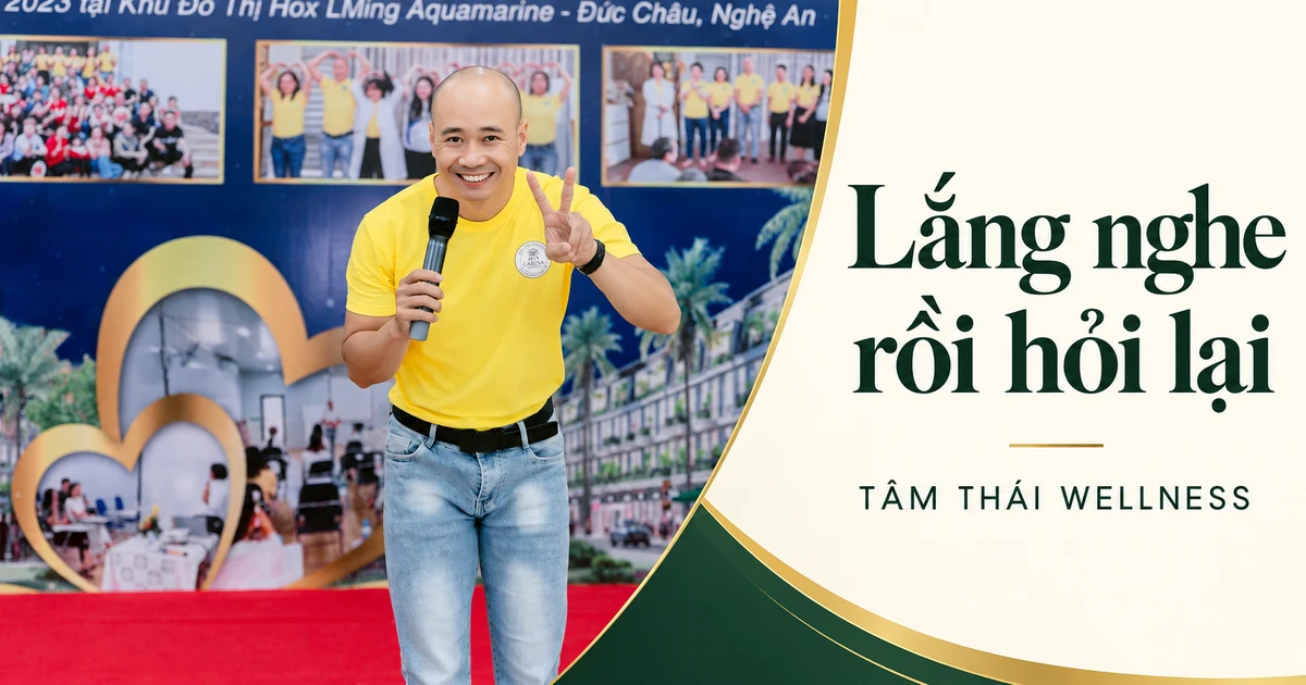 Khoảnh khắc người chia sẻ cầm micro trong bộ ảnh workshop; không xác định chức danh từ hình ảnh.