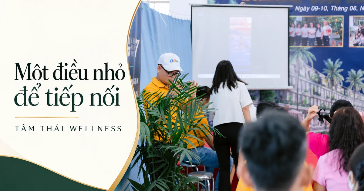 Người tham gia hướng về khu vực trình chiếu; ảnh ghi lại một khoảnh khắc của sự kiện.