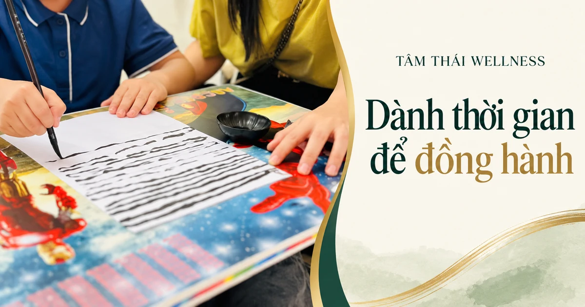 Chi tiết bàn tập viết, giấy, bút và bàn tay trong tư liệu lớp thư pháp.