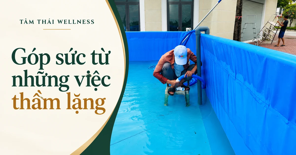 Tư liệu chuẩn bị hồ bơi: người làm việc với đường ống bên trong hồ.