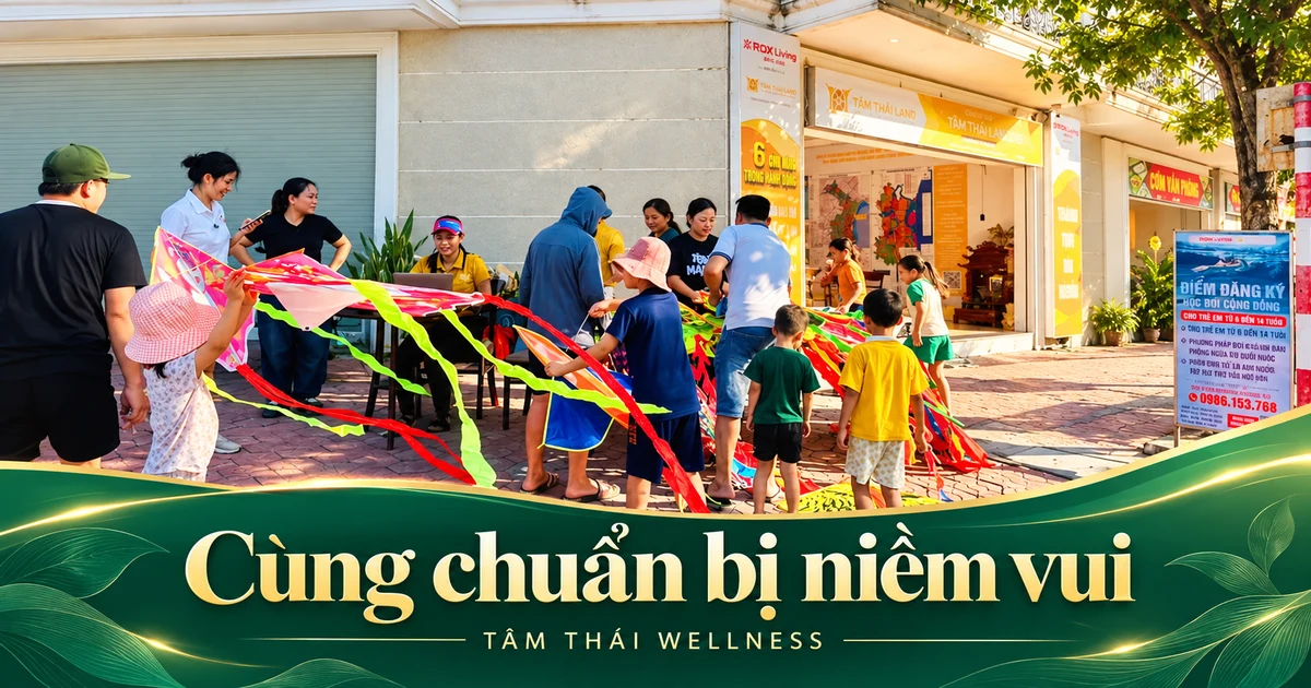 Những người tham gia đứng quanh bàn có các cánh diều.