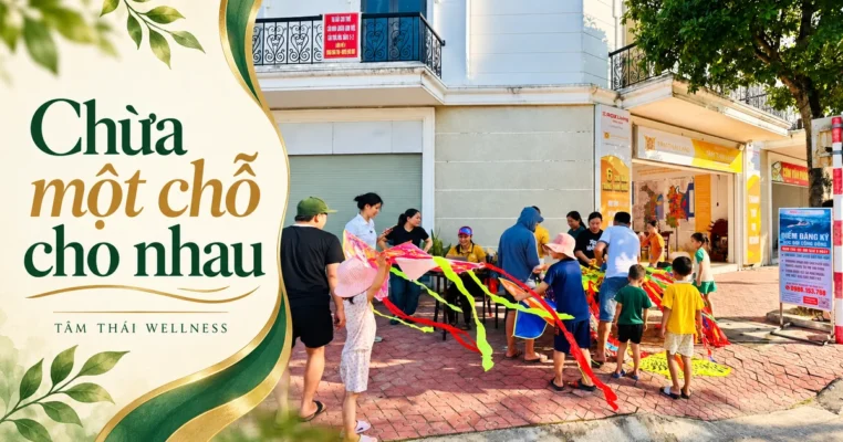 Góc rộng ghi lại mọi người cùng những cánh diều bên bàn ngoài trời.