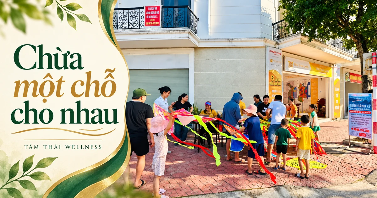 Góc rộng ghi lại mọi người cùng những cánh diều bên bàn ngoài trời.
