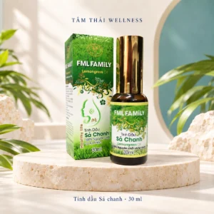 Chai tinh dầu Sả chanh FML FAMILY 30 ml nắp vàng cùng hộp xanh trắng trên nền kem